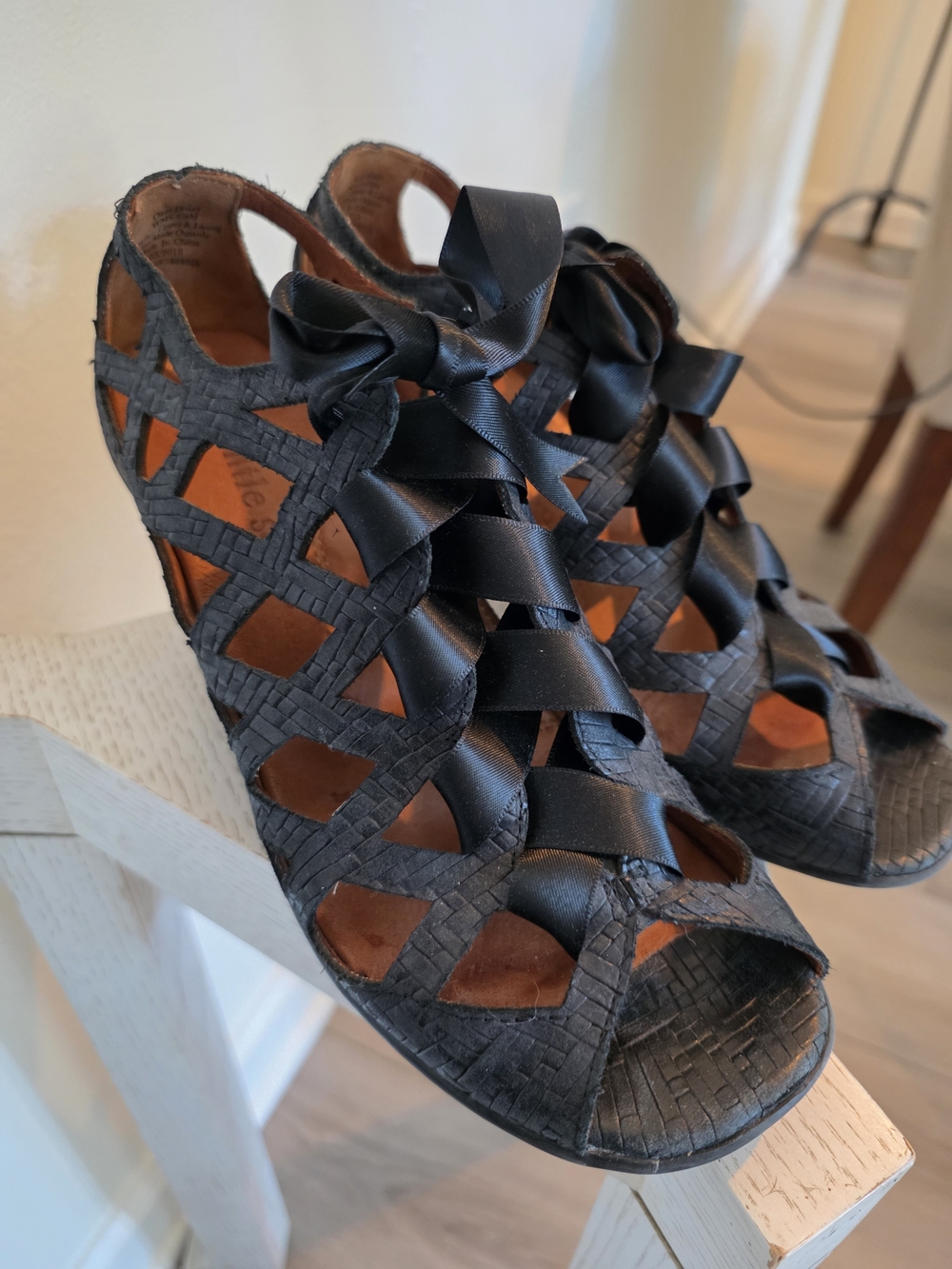 Gentle Souls Black Woven Cutout Peep Ribbon Lace-Up Block Heel Sandals Sz 6.5